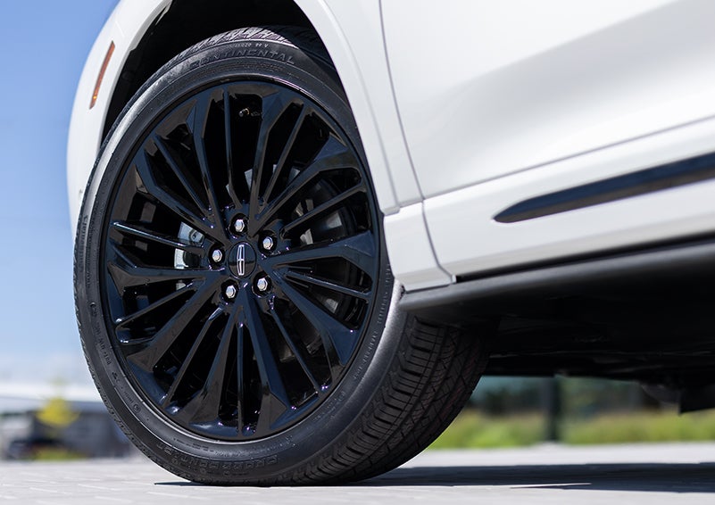The stylish blacked-out 20-inch wheels from the available Jet Appearance Package are shown. | Libertyville Lincoln Sales, Inc. in Libertyville IL