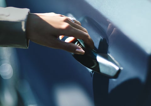 A hand gracefully grips the Light Touch Handle of a 2024 Lincoln Aviator® SUV to demonstrate its ease of use | Libertyville Lincoln Sales, Inc. in Libertyville IL