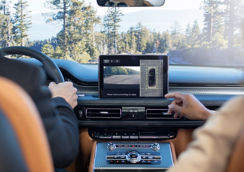 The available 360-Degree Camera shows a bird's-eye view of a Lincoln Aviator® SUV | Libertyville Lincoln Sales, Inc. in Libertyville IL