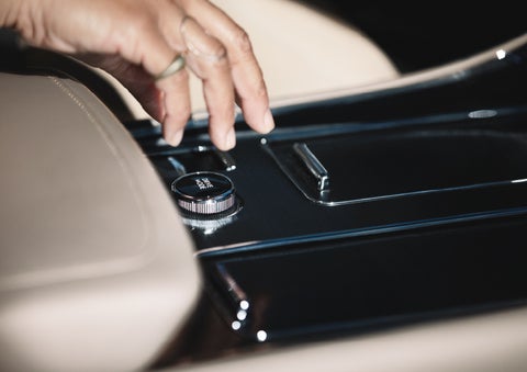 A hand reaching for the Lincoln Drive Modes knob of a 2024 Lincoln Aviator® SUV | Libertyville Lincoln Sales, Inc. in Libertyville IL